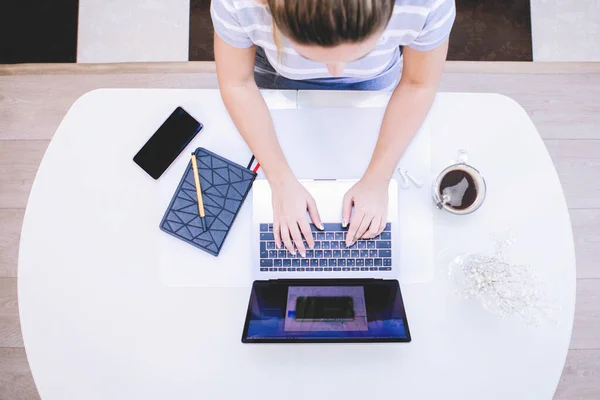 Vrouw Werkt Thuis Een Laptop Tijdens Quarantaine Epidemisch Coronavirus Pandemie — Stockfoto