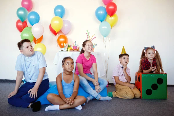 Çocuklar Bir Doğum Günü Kutlamasında Toplar Şapkalar Şekerler Kahkahalarla — Stok fotoğraf
