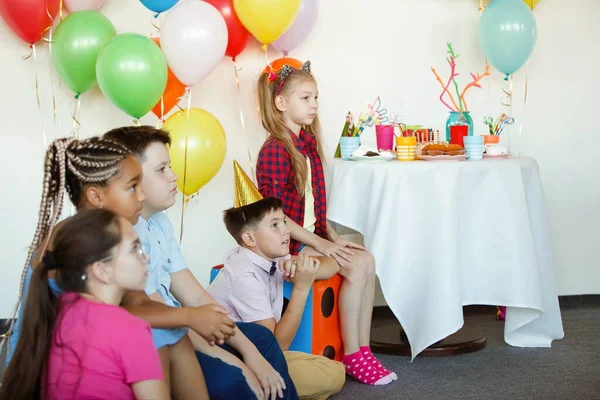 Bambini Luminosi Carini Festeggiano Compleanno Festa Multinazionale Palloncini Berretti Sorrisi — Foto Stock