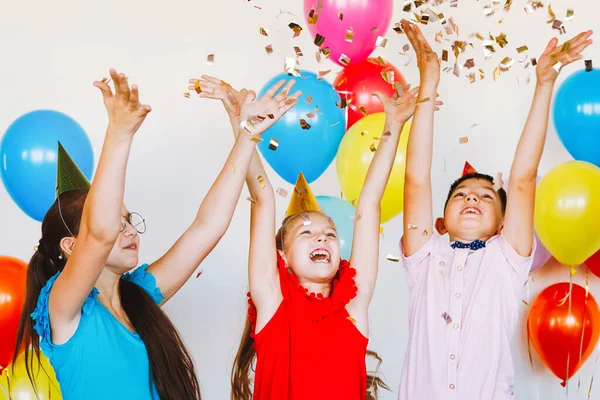 Parlak Sevimli Çocuklar Doğum Günü Kutluyor Çokuluslu Parti Balonlar Konfetiler — Stok fotoğraf