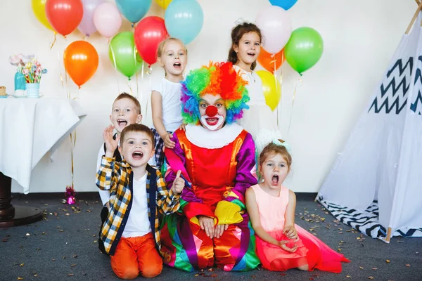 Bambini Giocano Divertono Con Clown Una Festa Compleanno — Foto Stock