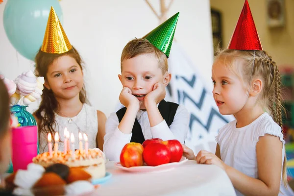 Bambini Berretti Vestiti Eleganti Divertono Godono Loro Compleanno Con Palloncini — Foto Stock