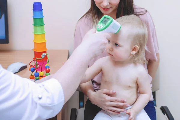 Temperatuurmeting Met Een Digitale Infrarood Pyrometer Een Blond Meisje Mama — Stockfoto