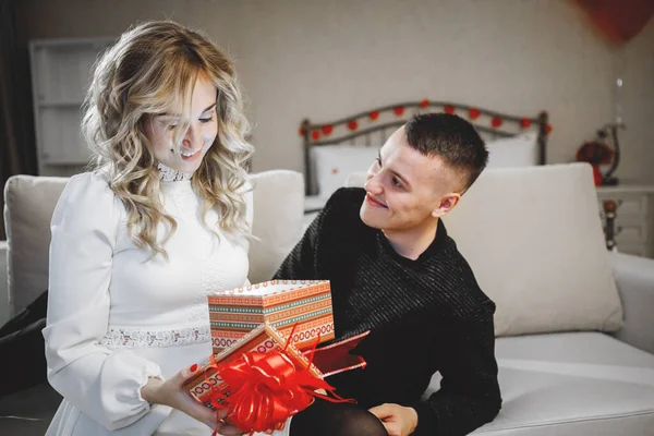 Guy Presenta Una Ragazza Una Scatola Regalo Interni Romantici Celebrazione — Foto Stock