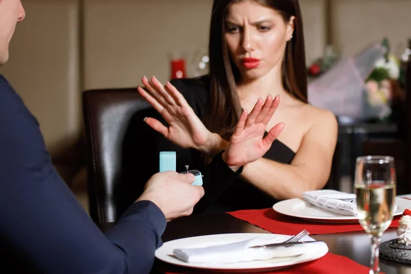 女性はカフェのテーブルで結婚するという提案を拒否する — ストック写真