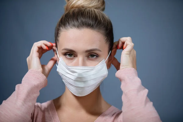 Joven Pone Una Máscara Médica Síntomas Gripe Fiebre Pandemia Epidemia — Foto de Stock