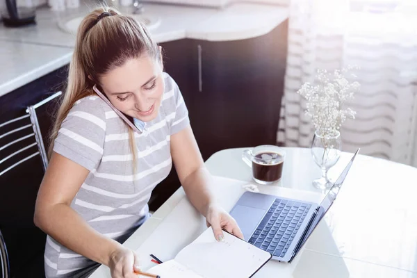 Vrouw Werkt Thuis Een Laptop Tijdens Quarantaine Spreekt Smartphone Epidemie — Stockfoto