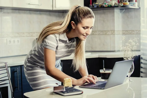 Vrouw Werkt Een Laptop Terwijl Aan Een Tafel Staat Bord — Stockfoto