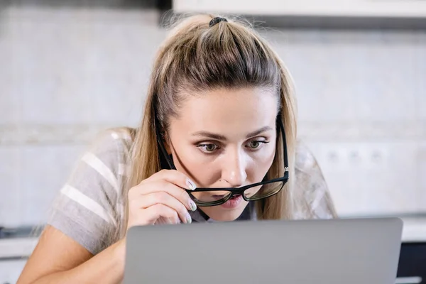 Vrouw Kijkt Verrassing Door Bril Laptop Monitor — Stockfoto