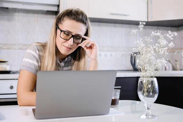 Vrouw Werkt Thuis Tijdens Quarantaine Draagt Een Bril Kijkt Naar — Stockfoto