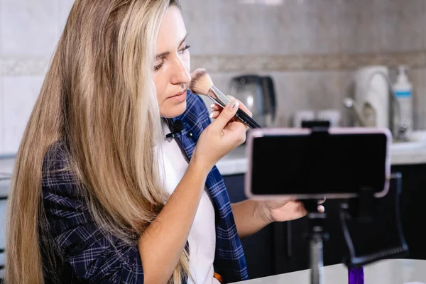 Mujer Hace Maquillaje Con Cepillo Cosmético Cámara Del Teléfono Inteligente — Foto de Stock