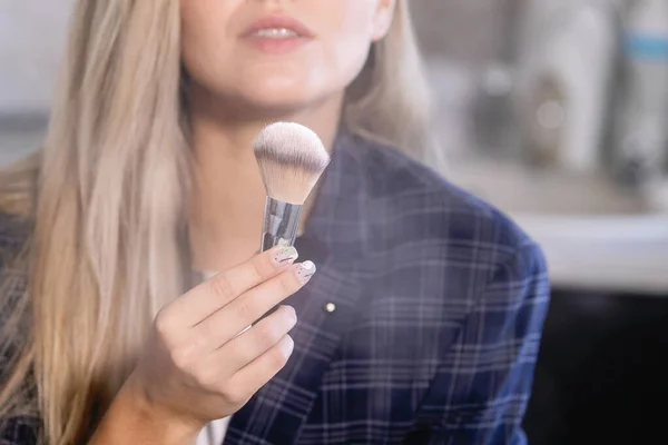 Mujer Muestra Cepillo Cosmético Con Polvo Tonal — Foto de Stock