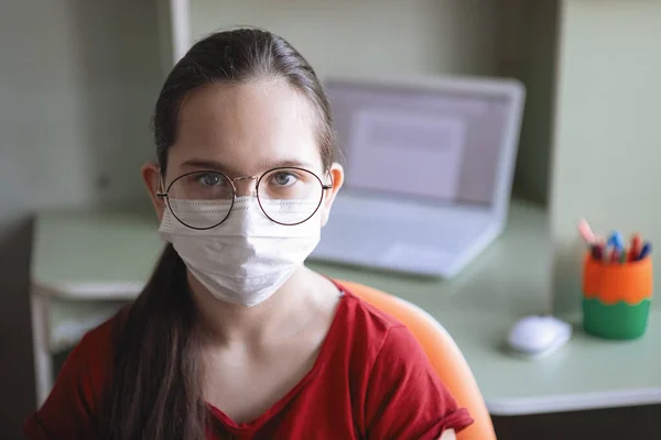 Chica Adolescente Gafas Una Máscara Médica Protectora Entrenamiento Casa Sobre — Foto de Stock