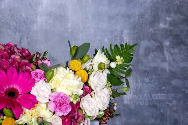 Ένα Όμορφο Μπουκέτο Λουλούδια Γκρι Φόντο Τσιμεντένιου Τοίχου Θέση Για — Φωτογραφία Αρχείου