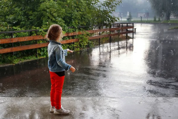 Teenage Girl Trova Sotto Pioggia Nel Parco Giacca Jeans Pantaloni — Foto Stock