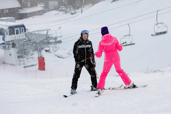 Twee Alpineskiërs Rijden Berg Schaatstraining Selectieve Focus Wazige Achtergrond 2020 — Stockfoto