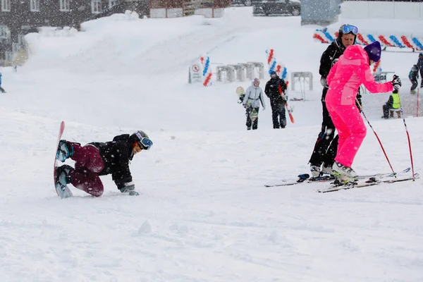 Alpineskiërs Snowboarders Rijden Berg Val Lucht Selectieve Focus Wazige Achtergrond — Stockfoto