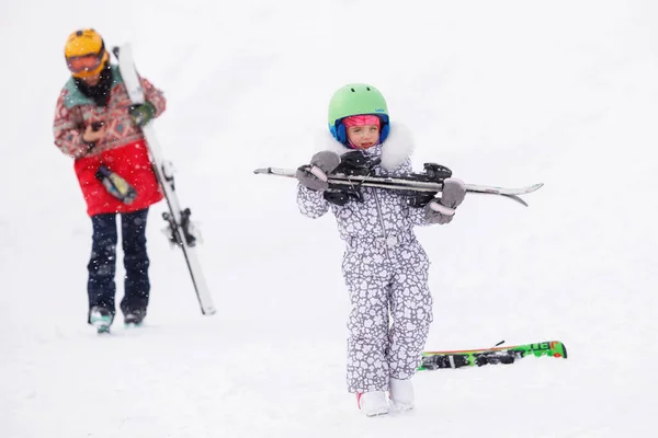 Jongen Sportkleding Draagt Ski Selectieve Focus Wazige Achtergrond 2020 Sheregesh — Stockfoto