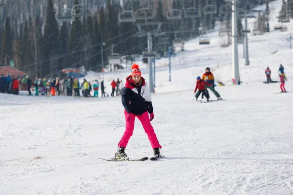 Esquiadores Alpinos Snowboarders Cabalgan Por Montaña Polvo Nieve Enfoque Selectivo —  Fotos de Stock