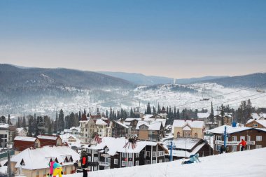 Dağ köyünün yukarıdan görünüşü. Seçici odaklanma, bulanık arkaplan. 14 / 11 / 2020 Sheregesh, Rusya