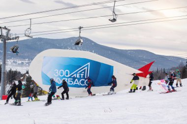 Alp kayakçıları ve snowboardcular dağdan aşağı iniyorlar. Sezon açılışı. Büyük bir iniş. Sağlıklı dinlenme kavramı. Aktif hayat. 14 / 11 / 2020 Sheregesh, Rusya