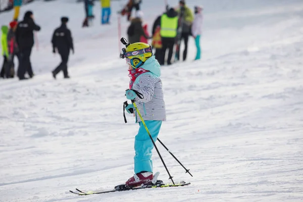 Alpineskiërs Snowboarders Rijden Berg Sneeuwpoeder Selectieve Focus Wazige Achtergrond 2020 — Stockfoto