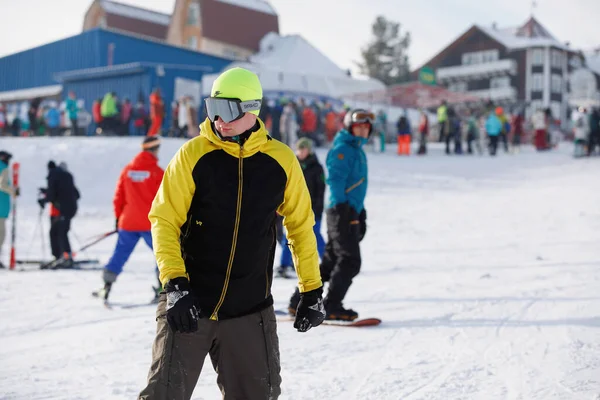 Esquiadores Alpinos Snowboarders Descem Montanha Neve Foco Seletivo Fundo Turvo — Fotografia de Stock