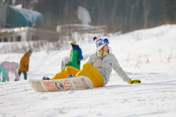 Alpina Skidåkare Och Snowboardåkare Rider Nedför Berget Kvinnan Sitter Snön — Stockfoto