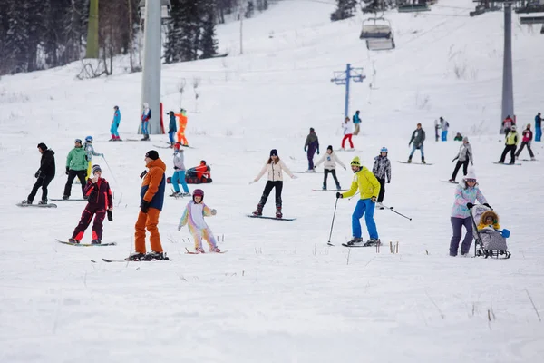 Esquiadores Alpinos Snowboarders Cabalgan Por Montaña Apertura Temporada Descenso Masivo —  Fotos de Stock
