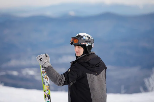 Skateboarder Poses Roupa Brilhantemente Coloridas Inverno Nevado Uma Estância Esqui — Fotografia de Stock