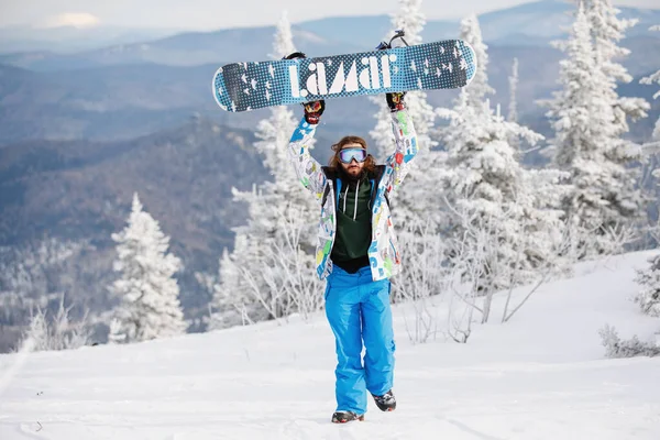 Skateboarder Poses Roupa Brilhantemente Coloridas Inverno Nevado Uma Estância Esqui — Fotografia de Stock