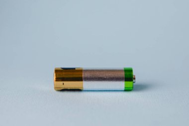 AA alkalin bataryası mavi arka planda bulunur. Temiz enerjinin sembolü. Çevre dostu