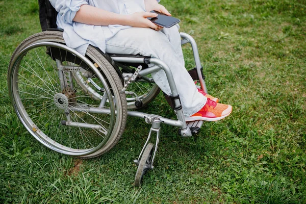 Pernas Uma Mulher Paralisada Uma Cadeira Rodas Grama Verde Gramado — Fotografia de Stock