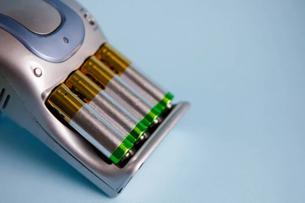 Quattro Batterie Alcaline Aaa Fila Nel Caricabatterie Simbolo Energia Pulita — Foto Stock