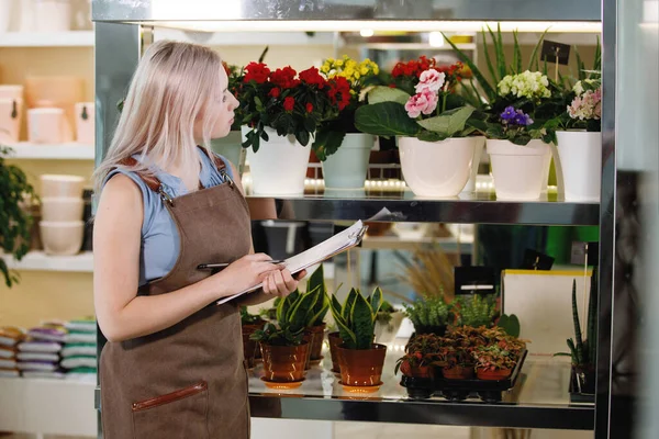 Mulher Florista Loira Avental Espaço Trabalho Loja Flores Foco Seletivo — Fotografia de Stock