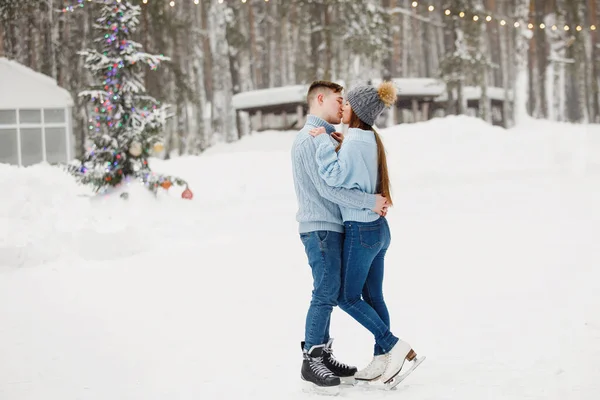 Casal Jovem Abraçando Beijando Patins Pista Parque Inverno — Fotografia de Stock