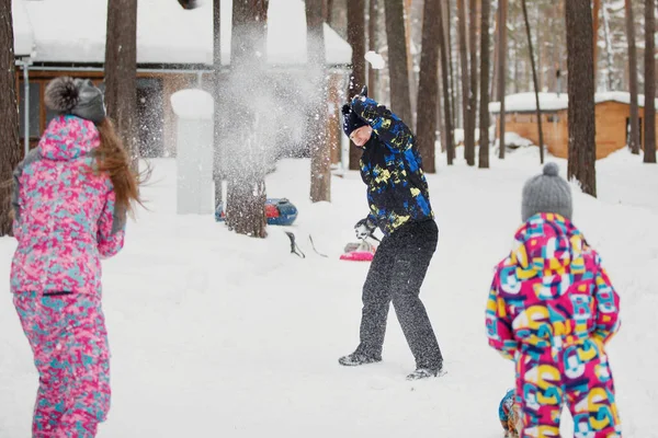 Mama Papa Dochter Spelen Sneeuwballen Buurt Van Het Huis Het — Stockfoto