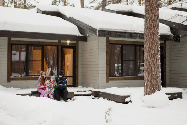 Familia Mamá Papá Hija Sentarse Con Perro Porche Cubierto Nieve — Foto de Stock