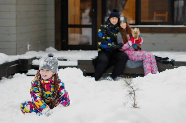 Famiglia Che Diverte Sulla Neve Inverno — Foto Stock