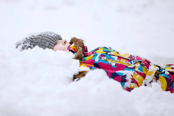 Дівчина Теплій Куртці Капелюсі Лежить Снігу Взимку Вибірковий Фокус Розмитий — стокове фото