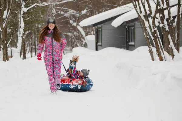 Concept Divertissement Loisirs Hiver Maman Chevauche Fille Sur Des Tubes — Photo