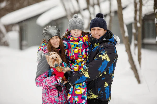 Portret Rodziny Zimowych Ubraniach Śnieżnym Lesie Tle Domów Skupienie Selektywne — Zdjęcie stockowe