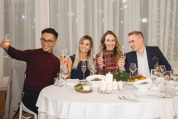 Grupo Pessoas Multiétnicas Sentar Mesa Festiva Com Copos Champanhe Cumprimentar — Fotografia de Stock