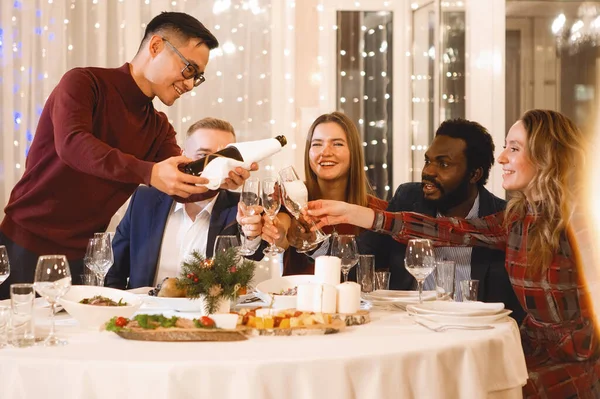 Het Gezelschap Van Multi Etnische Mensen Zit Aan Feestelijke Tafel — Stockfoto