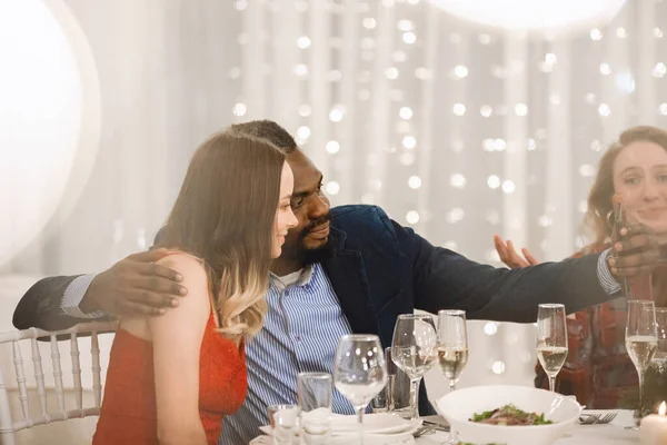 Homme Une Femme Afro Américains Prennent Selfie Une Table Festive — Photo