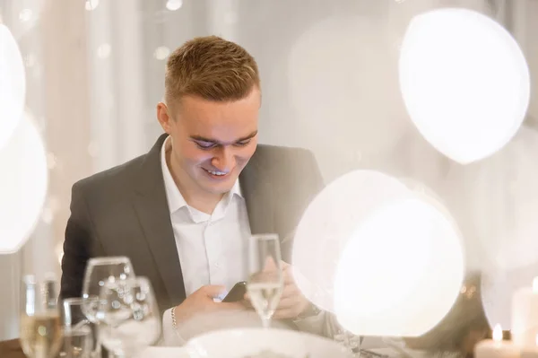 Mann Einem Festlichen Tisch Mit Champagnergläsern Lächelnd Einem Restaurant Selektiver — Stockfoto