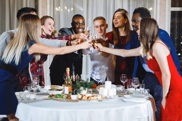 Jóvenes Multinacionales Divierten Asfixiando Copas Con Champán Festival Enfoque Selectivo — Foto de Stock