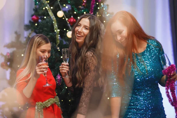 Drie Vriendinnen Vieren Kerstmis Nieuwjaar Bij Kerstboom Vrouwen Lachen Verheugen — Stockfoto