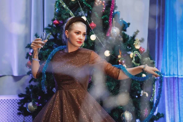 Mooie Vrouw Die Plezier Heeft Met Een Glas Champagne Bij — Stockfoto