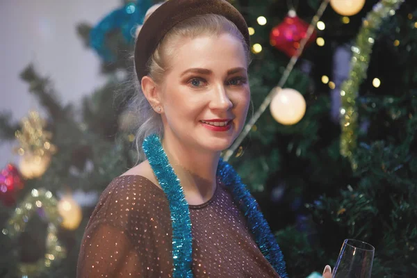 Krásná Žena Baví Sklenkou Šampaňského Vánočního Stromečku Žena Směje Usmívá — Stock fotografie